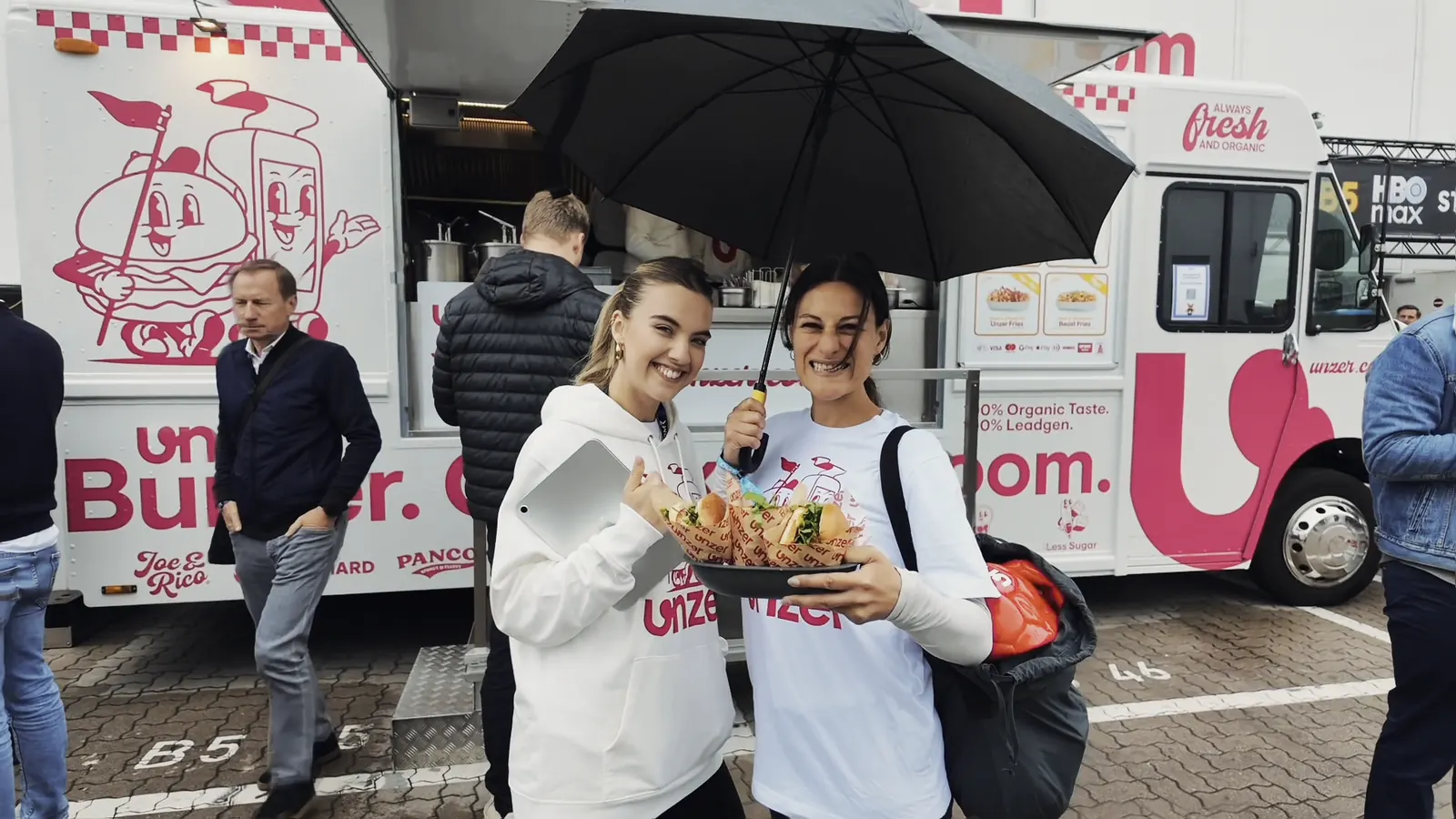 The OMR 2026 recap film: the truck at the hall, the queue, the kitchen, Unzer’s POS at the counter, the two mascots and the first bite