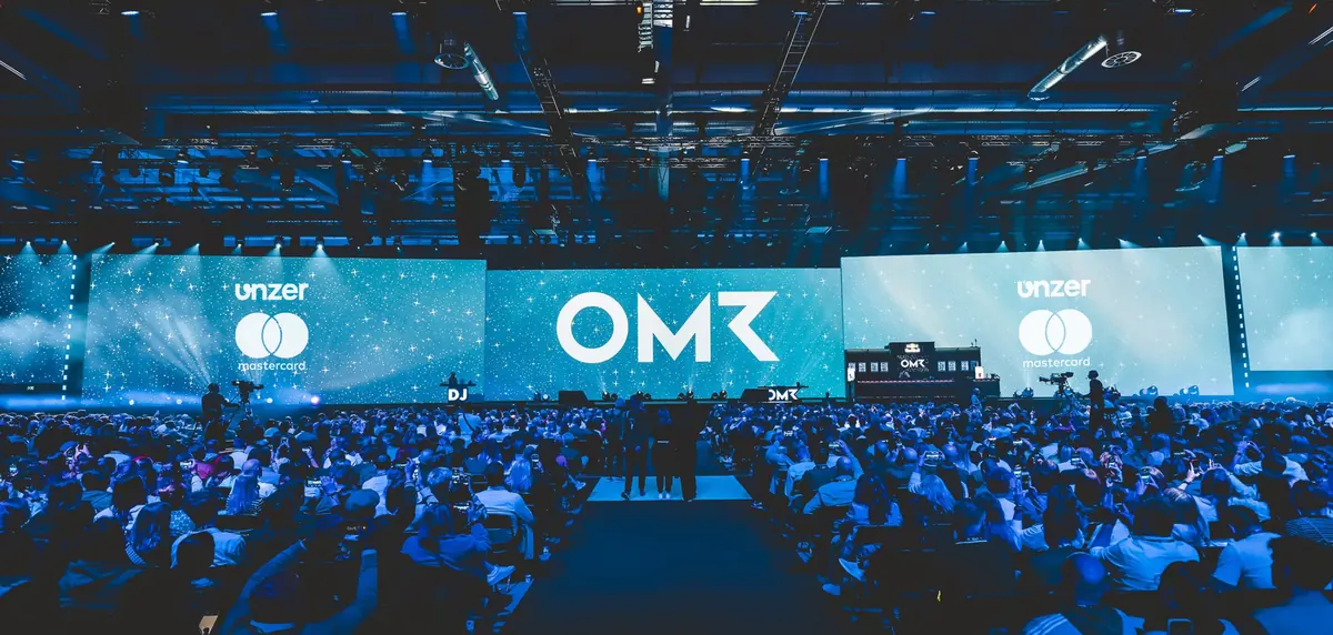 Concept: the OMR main stage with Unzer and Mastercard on the side screens